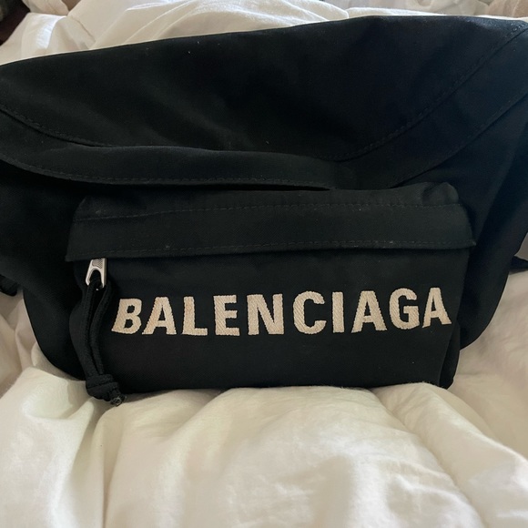 Black Balenciaga belt bag in Hreat condition. No stains or rips. - Picture 1 of 1